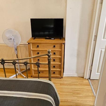 No Frills & Nothing Fancy 1 Bed Studio City Centre Cardiff Esterno foto